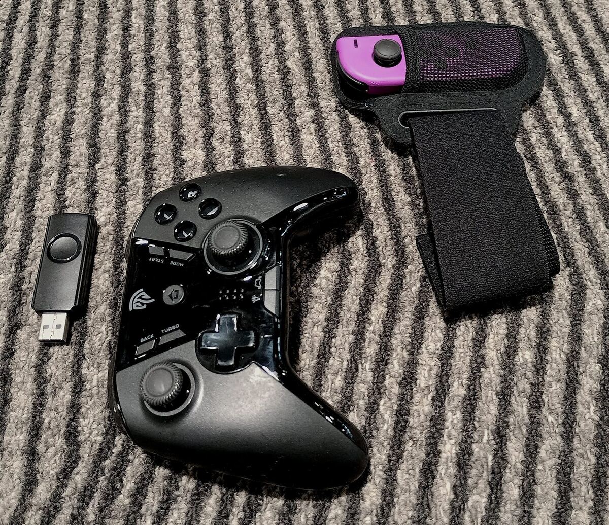 Knightsgate controllers: Joy-Con, leg strap, and gamepad